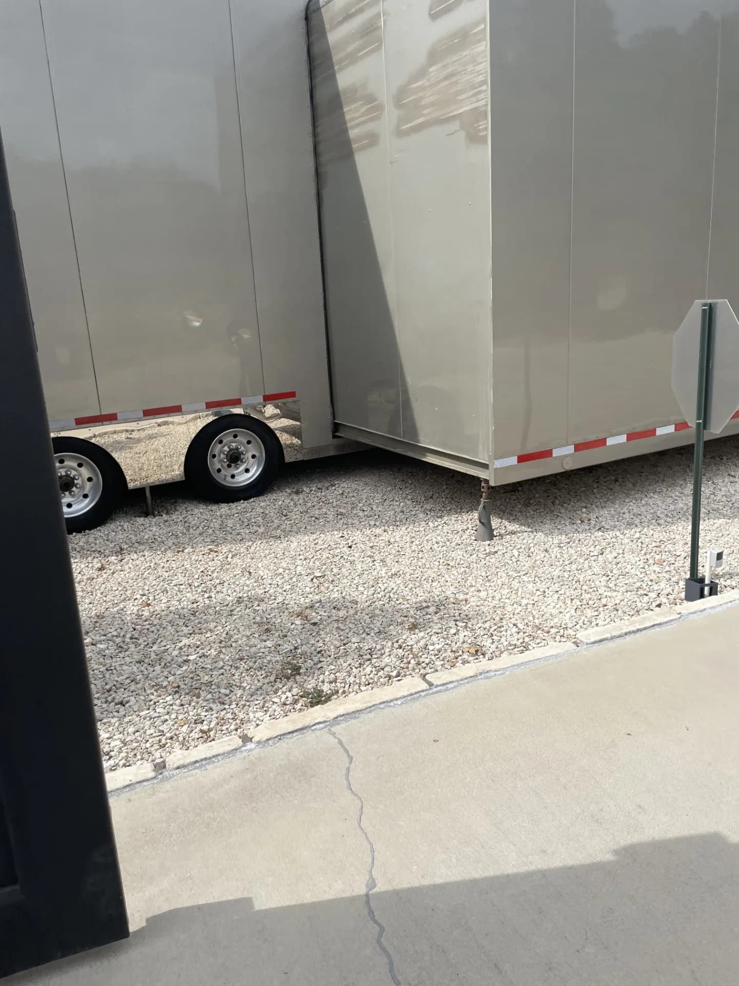 38′ trailer side exterior